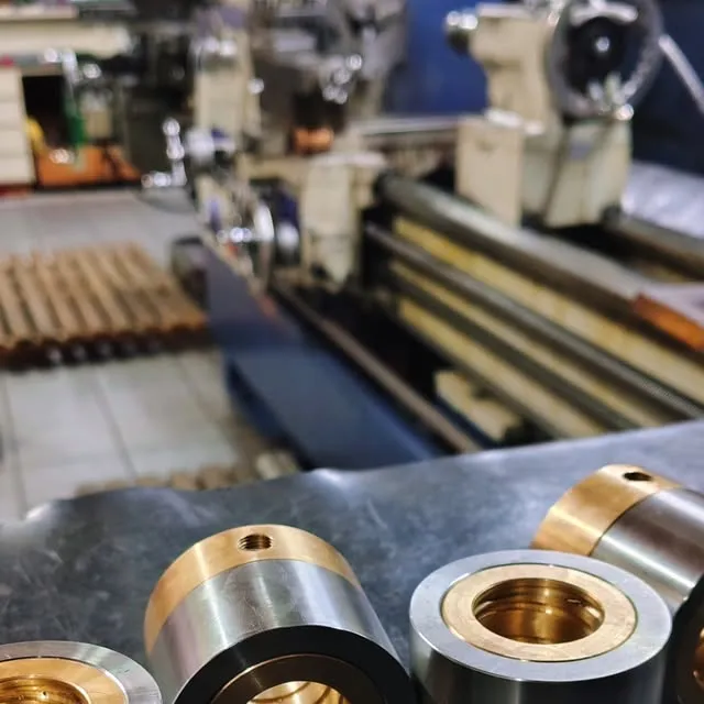 Buchas com anel de bronze e torno ao fundo