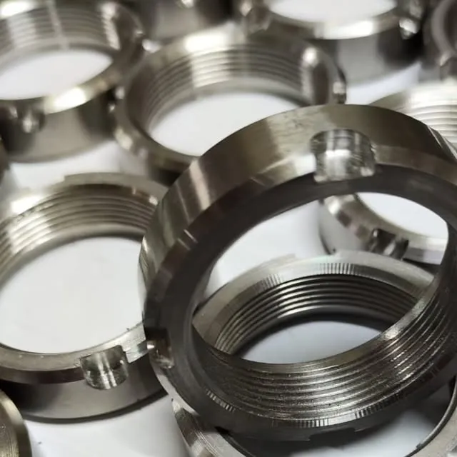 Porcas de inox usinadas com rosca interna