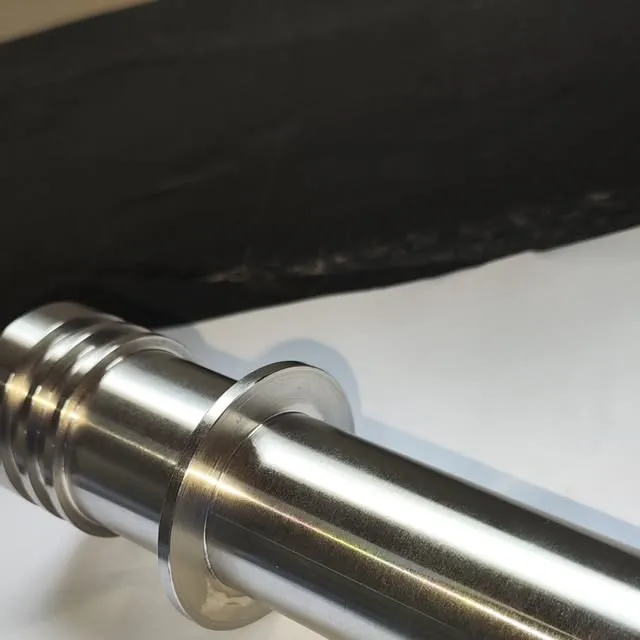 Eixo de inox com ressaltos torneados